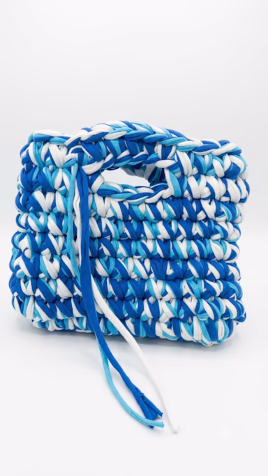 Modern Blue & White T-Shirt Yarn clutch